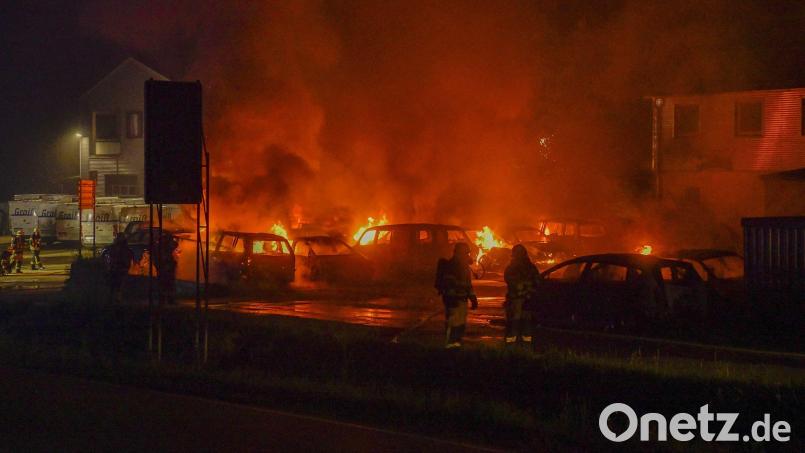 Etwa 20 Fahrzeuge brennen in der Nacht auf Donnerstag an einer Autowerkstatt. Bild: Markus Zechbauer/dpa