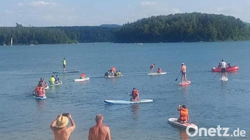 Unter den kritischen Augen der Eltern, aber mit fachgerechter Erklärung der Surflehrer, ging's für die Kids aufs Wasser. Bild: 1. Steinberger Surfclub/exb
