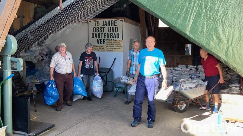 Rund 3,1 Tonnen Altpapier und 1,9 Tonnen Altkleider verlädt das Helferteam der Kolpingsfamilie bei der Räumung der Altkleidersammelstelle (von links): Organisator Erwin Bauer, Albert Meindl, Hubert Lang, Kolping-Vorsitzender Hans Fleischmann und stellvertretender Vorsitzender Lothar Meier. Bild: u