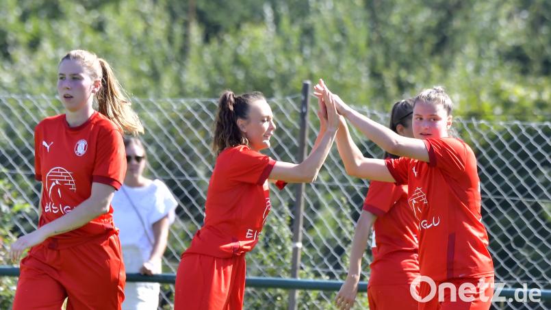 Die Theuerner Spielführerin Lena Götz (Mitte) und ihre Mannschaft bestreiten am Sonntag das erste Pflichtspiel der Saison 2023/24. Bild: Hubert Ziegler