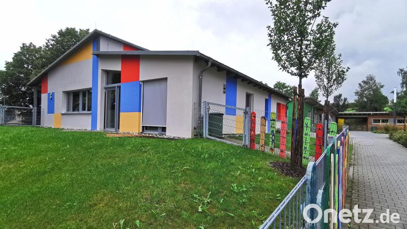 Die Kinderkrippe Schönsee (vorne) wurde 2013 für zwölf Kinder gebaut,ist seit Jahren aber viel zu klein. Ein Anbau wäre auf dem abschüssigen Gelände hin zur Straße möglich; im Hintergrund der neue dreigruppige Kindergarten. Bild: Portner