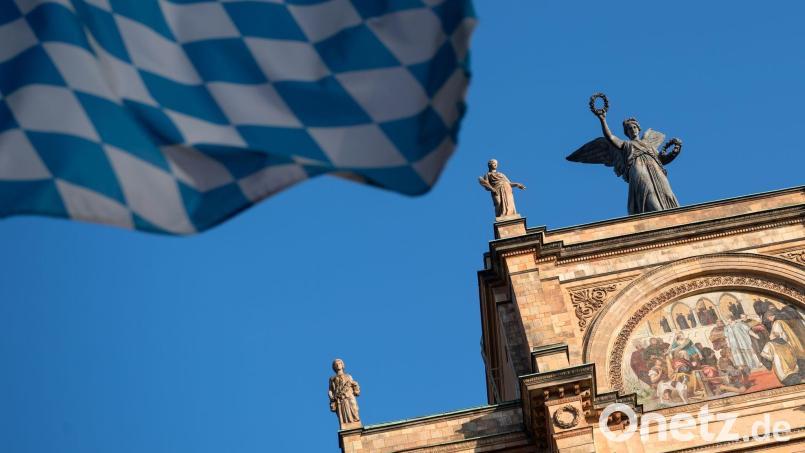 Eine Bayernflagge weht vor dem bayerischen Landtag. Bild: picture alliance/Sven Hoppe/dpa/Archivbild