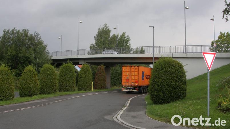 Rund 250.000 Euro kostet die Sanierung der Bahnbrücke in Wiesau. Die Arbeiten beginnen übernächste Woche. Bild: wro