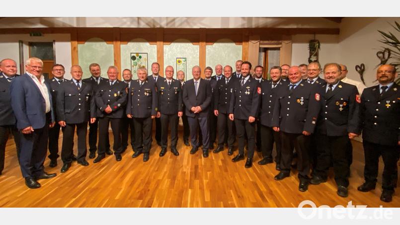 Seit 25, 40 und sogar 50 Jahren engagieren sich 14 geehrte Aktive in den Feuerwehren im Stadtgebiet Auerbach. Dafür gab es Lob unter anderem von Landrat Richard Reisinger, Kreisbrandrat Christof Strobl und Zweitem Bürgermeister Norbert Gradl. Bild: Martina Beierl/exb