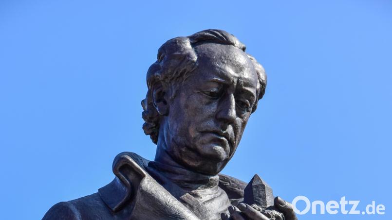 Goethe betrachtet einen Kristall. Dieses Denkmal steht in Aš, wo der Geheimrat ebenfalls Naturforschungen betrieb. Bild: Stadt Aš/exb