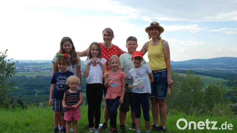 Die Waldfüchse des OGV hatten eine spannende Aufgabe zu lösen: Wer findet die meisten Blumenarten? Zur Siegerehrung ging es für Kilian und Rosalie Scharf, Katja Wolf, Mina Schraml und Franziska Prechtl (erste Reihe von links) sowie für Mariella Müller, Sabine Prechtl, Moritz Hoffmann, Sabine Schraml (zweite Reihe von links) auf den Schloßberg. Bild: cvl