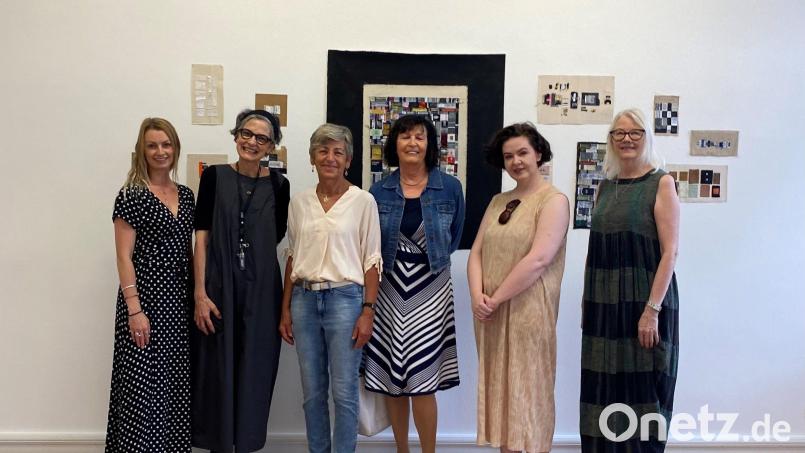 Auf dem Foto sind die Künstlerinnen (von links) mit zwei Gästen zu sehen: Pippa Brabyn, Dedeia Rocha, Ulrike Roidl (Vorsitzende des Fördervereins Oberpfälzer Künstlerhaus), Rosmarie Frischeisen, Rosie Dahlstrom und Marion Flanagan Bild: Bettina Biebl/Oberpfälzer Künstlerhaus/exb