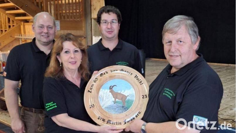 Übergabe der Geburtstagsscheibe: (von links) Schützenmeister Martin Alwang, Scheibenspenderin Sonja Völkl, Schießleiter Matthias Gresser und der Gewinner der Scheibe Martin Fuchs sen. Bild: Maria Hoch/exb