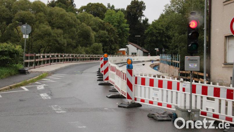 Die Waldnaabbrücke in Neustadt/WN wird vom 5. September bis voraussichtlich 2. Oktober erneut gesperrt. Fußgänger und Einsatzfahrzeuge dürfen das Bauwerk in dieser Zeit benutzen. Bild: prh