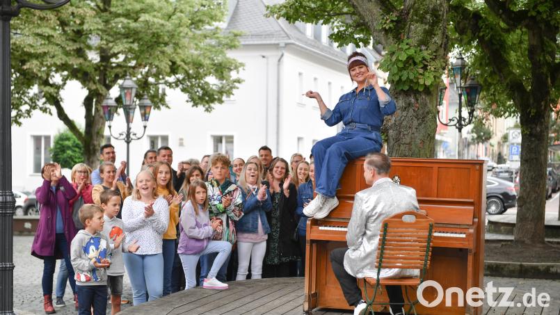 Ihre erste Rolle meisterte Kristina Herold am Klavier sitzend famos. Auch Landrat Peter Berek machte mit Glitzer-Sakko eine gute Figur als Jazz-Pianist. Bild: Florian Miedl/fph