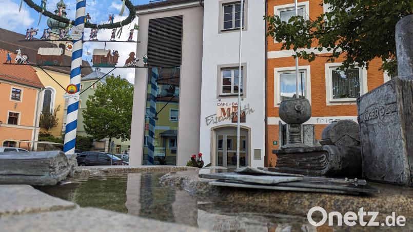 Mitten in der Innenstadt von Oberviechtach mit Freisitz zwischen Maibaum und Brunnen am Marktplatz liegt das MP12 - momentan steht es noch leer. Bild: wrl