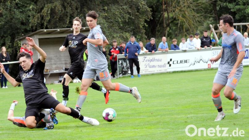 Am vergangenen Sonntag besiegte der TSV Waldershof den FC Tirschenreuth mit 4:3. Hier wird der Tirschenreuther Tobias Sammüller (links) von Nick Adam (verdeckt am Boden) attackiert. Mit im Bild (von rechts) Luca Foti, Jakob Kraupner (beide TSV) und Nico Stark (FC). Am siebten Spieltag gastiert Waldershof beim SV Mitterteich II, die Kreisstädter empfangen die SG Selb-Plößberg/Schönwald. Archivbild: hho