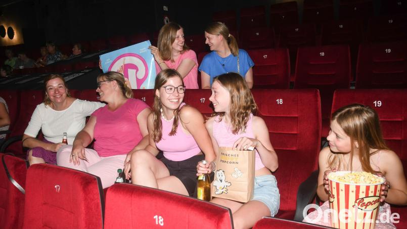 Wer Barbie im Neue-Welt-Kino ansieht, kommt in Pink. Bild: Gabi Schönberger