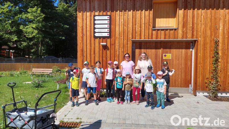 Was hat es mit dem Kreuzstein am Friedhof auf sich und warum heißt der Fußweg zum Spielplatz „Bloich“? Dies erfuhren 14 Kinder beim Ferienprogramm der Gemeinde Kulmain. Bild: Bianca Greger/exb