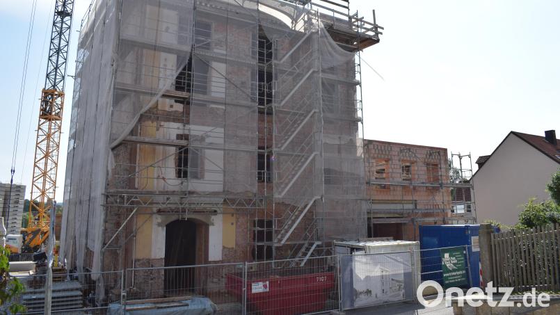 Halbzeit ist angesagt bei der Baustelle des neuen DAV-Kletterzentrums, das im ehemaligen Turm der Brauerei Schels entsteht. Sichtbarste Neuerung ist die Fertigstellung des Rohbaus für das Funktionsgebäude (rechts). Bild: szl