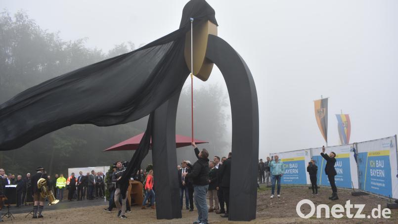 Bei der feierlichen Eröffnung der Bundesstraße 299 wurde auch das Kunstwerk von Erwin Otte enthüllt. Bild: lue