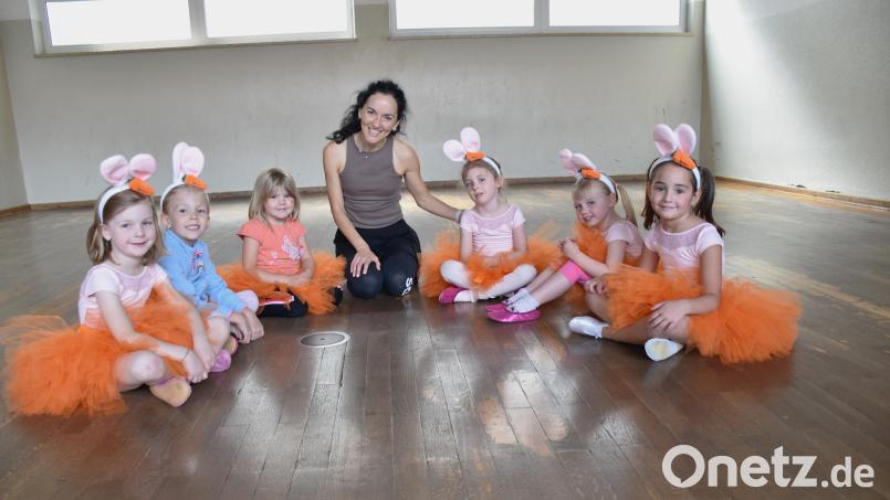 Aliia Pushilina möchte mit Frühförderung die Kinder ans professionelle Tanzen heranführen. Johanna, Emilia, Alma, Emma, Lea und Emma (von links) finden den Tanzunterricht in der Gruppe super. Auch, weil Tanzen bei Aliia spielerisch gelernt wird. Bild: ubb