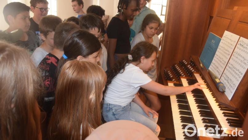 Das Instrument von Reger, die Orgel, durften die Kinder der Gerhardinger-Schule in der Michaelskirche ertönen lassen. Bild: fz