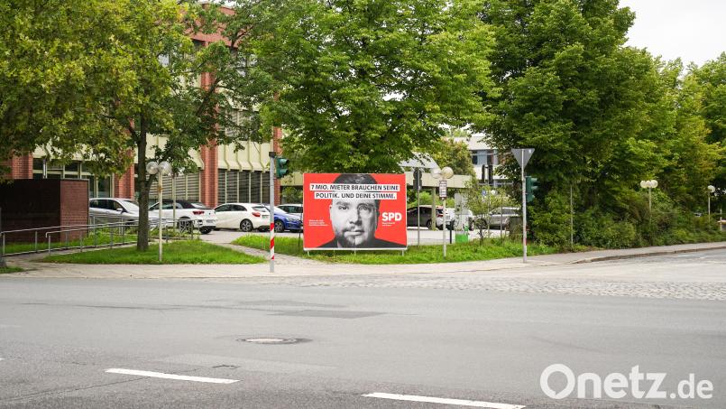 Dieses Wahlplakat der SPD darf noch bis Dienstag rechtmäßig auf der Fläche vor dem Rathaus in Weiden stehen. Bild: Gube, Marina