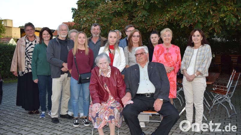 Zu seinem 80. Geburtstag hatte Georg Freundorfer viele Gäste nach Untersteinbach eingeladen. Die Familie und viele Vereinsabordnungen ließen das Geburtstagskind hochleben. Bild: bnr