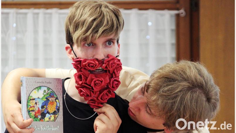 Ein Eindruck von der Probe für „Käpten Knitterbart und seine Bande“. Die Darsteller sind Daniel Adler (links) und Erasmus Gerhards (rechts). Bild: Florian Wein/exb