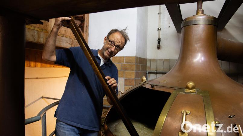 Brauer Reinhard Fütterer überprüft die Flüssigkeitsmenge im Sudkessel. Bild: Graf, Jakob