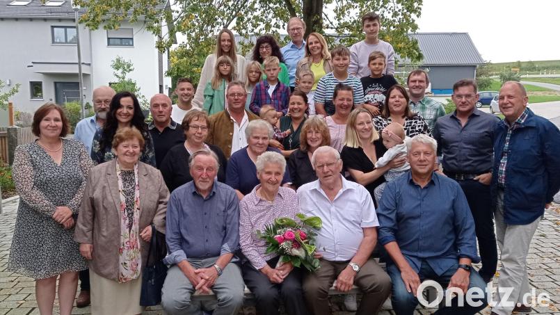 Erna Schultes (mit Blumenstrauß, rechts neben ihr Ehemann Siegfried) feierte mit vielen Gästen ihren 90. Geburtstag. Bild: fpoz