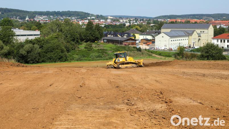 Hier läuft später einmal die Westumgehung auf Amberg zu: Gegenüber des alten Drahthammerbahnhofs, ziemlich genau an der Ortsgrenze zwischen Amberg und Haselmühl, wird in Vorbereitung der eigentlichen Straßenbauarbeiten gerade Humus abgetragen. Bild: Wolfgang Steinbacher