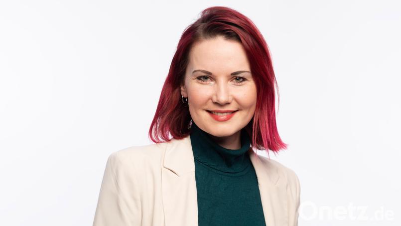 Sarah Straub bietet in einer Konzertlesung Informationen über Demenzerkrankungen an und unterfüttert sie mit Musik. Bild: Peter Neher/exb