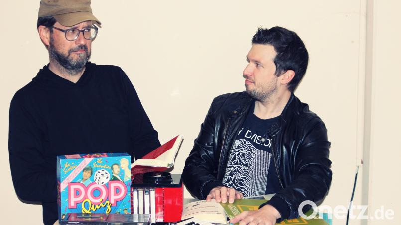 Markus Pleyer (links) und Florian Wein (rechts) haben sich das neue Format „Musik-Pleyer mit Wein-Lese&quot; ausgedacht.. Bild: Monica Fino/exb