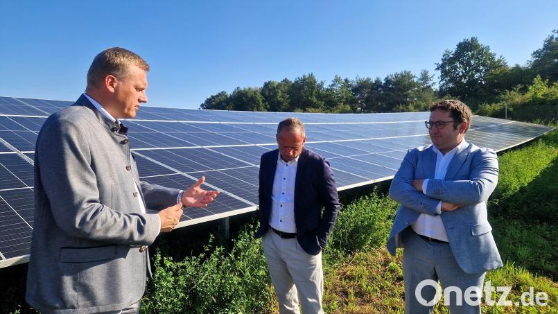 Bürgermeister Rudolf Seidl stellt Umweltminister Thorsten Glauber und MdL Tobias Gotthardt (von links) die Energiepläne der Stadt Maxhütte-Haidhof vor. Bild: Heiner Stöcker/exb