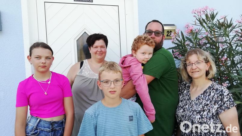 Die Firmkinder Julia und Simon übergeben mit Vorsitzender Brigitte Fütterer den Erlös mit einem kleinen Kuscheltier an die kranke Hanna. Eine kleine Überraschung gibt es auch für die beiden Brüder der Familie Rupprecht. Bild: Irmgard Forster/exb