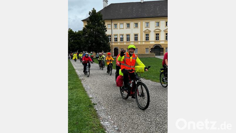 Die Gruppe bei der Einfahrt der Wallfahrergruppe auf dem Kapellplatz, regenfest gekleidet. Bild: hzi