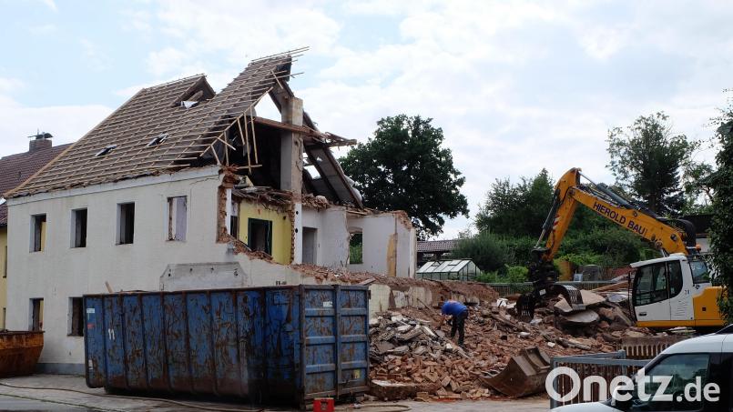 Ein Bagger reißt das &quot;Bauernraisl&quot;-Haus ab. Damit endet ein Stück Etzenrichter Dorfgeschichte. Bild: wlr