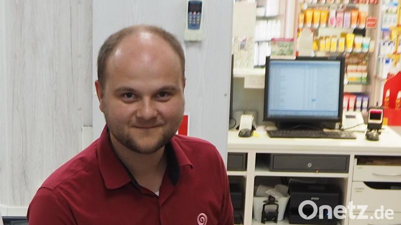 Apotheken-Inhaber Thomas Wittleben (links) und sein junger Kollege Tobias Braun hätten gerne vollere Schubladen, um Engpässen bei Medikamenten vorzubeugen. Sie glauben nicht an eine baldige Entspannung der Lage. Bild: bl