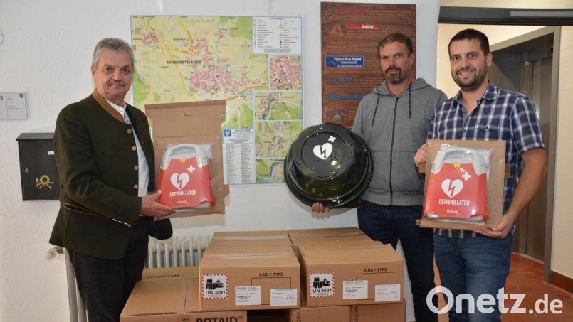 Sieben weitere Defibrillatoren werden in der Großgemeinde angebracht, um im Notfall bestmögliche Hilfe zu gewähren. Ideengeber war der ehemalige Stadtrat und jetzige Außendienstleiter Michael Gösl (Zweiter von rechts). Bürgermeister Andreas Wutzlhofer (links) und geschäftsleitender Beamter Thomas Herrmann nehmen die Geräte in Empfang. Bild: dob