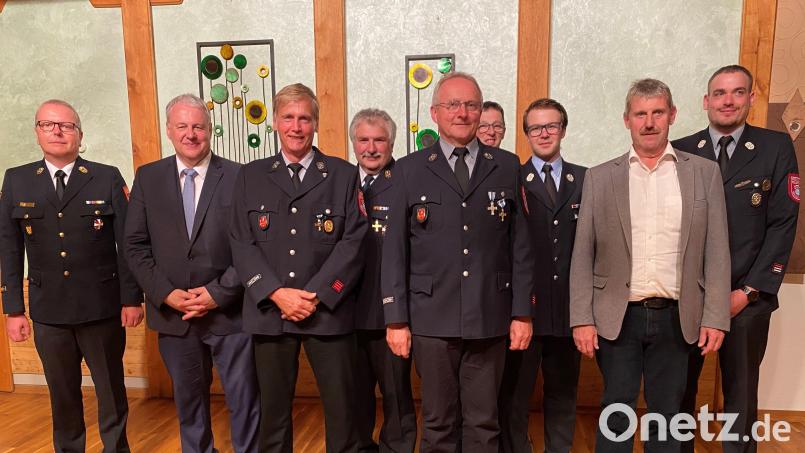 Oswald Pilhofer (vorne) und Robert Luber (Dritter von links) sind seit 40 Jahren bei der Feuerwehr Weigendorf aktiv. Dafür erhielten sie nun das Ehrenzeichen in Gold, zu dem Landrat Richard Reisinger (Zweiter von links), Bürgermeister Reiner Pickel (Zweiter von rechts) und die Feuerwehr-Führungskräfte gratulierten. Bild: Martina Beierl/exb
