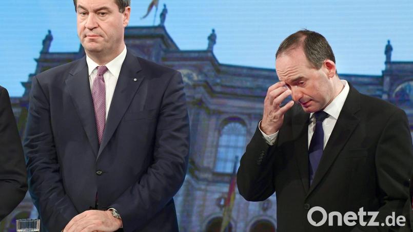 Markus Söder (CSU, l), Ministerpräsident von Bayern, steht neben Hubert Aiwanger, damaliger Spitzenkandidat und Partei-Chef der Freien Wähler in Bayern. Bild: Peter Kneffel/dpa