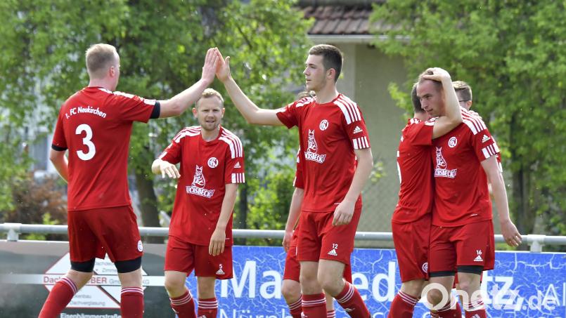 Ein Jubelbild des 1. FC Neukirchen aus der Saison 2021/22: Manuel George (rechts) mit Daniel Weber sowie Maximilian Geismann und Max Tuchbreiter (von links). Archivbild: Hubert Ziegler