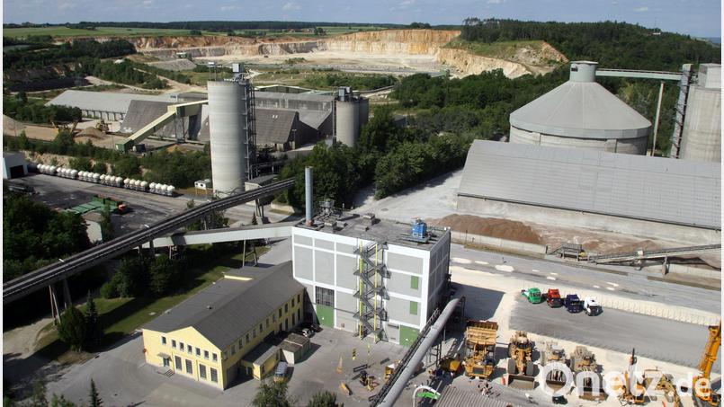 Das Zementwerk Burglengenfeld hat ehrgeizige Ziele: Es will mit neuer Technologie in großen Schritten weg vom Spitzenplatz unter den 30 deutschen Betrieben mit dem größten CO2-Ausstoß. Bild: Gerhard Götz