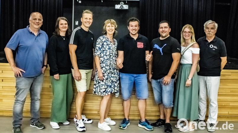 Das neue Ovigo-Vorstandsteam mit Intendant Florian Wein (Mitte): Thilo Schmidt, Maria Oberleitner, Armin Hechtl, Ilona Glück, Florian Wein, André Gießübl, Julia Gitter und Erich Wein (von links). Bild: Freya Fehse/exb