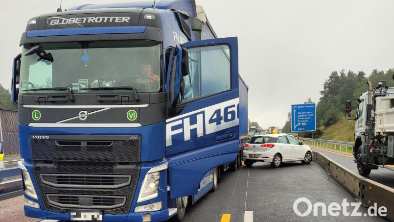 Ein Unfall mit einem Lkw sorgt am Freitagmorgen für einen stundenlangen Stau auf der A93 bei Weiden. Bild: Verkehrspolizei Weiden