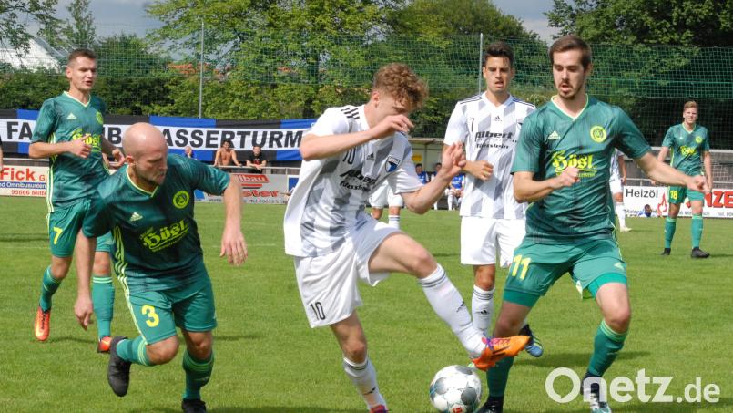 Große Freude beim SV Mitterteich: Nach einem Jahr Verletzungspause steht Thomas Wildenauer (Zweiter von links) am Samstag gegen den TSV Nürnberg-Buch erstmals wieder im Kader. Auch Torjäger Marco Kießling (rechts) ist aus dem Urlaub zurück. Archivbild: Gebert