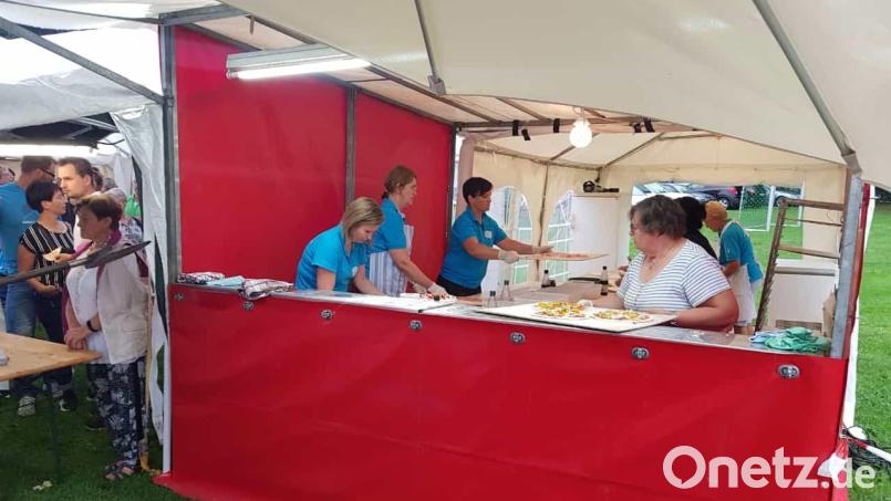 Die Pizzabäcker haben viel zu tun, um bei der Italienischen Nacht in Saltendorf immer wider für reichlich Nachschub für die Besteller zu sorgen. Bild: Konrad Kiener/exb