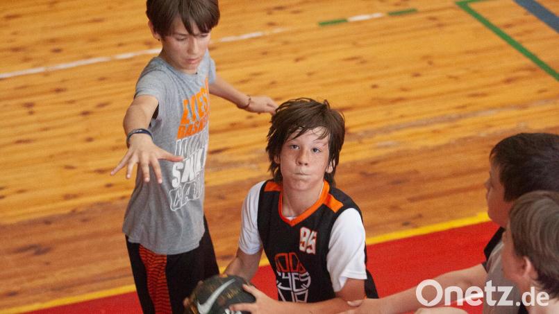Der elfjährige Ivan Goloperov ist 2022 aus Odessa nach Altenstadt gekommen. Das Basketball-Training bei der DJK Neustadt hat ihm geholfen, die Schrecken des Kriegs in der Ukraine zu verarbeiten. Bild: Stefan Merkl