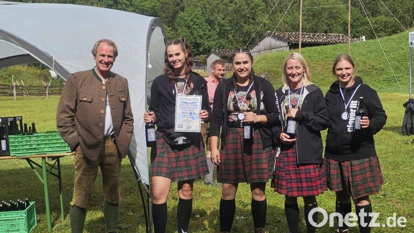 Im Freilichtmuseum des früheren Skirennfahrers Markus Wasmeier schlagen sich Svea Engelmann, Sabrina Janker, Sandra Schmidt und Roxana Schug (von links) hervorragend und sichern sich Rang 2 bei den Highland-Games. Bild: Christian Faderl/exb