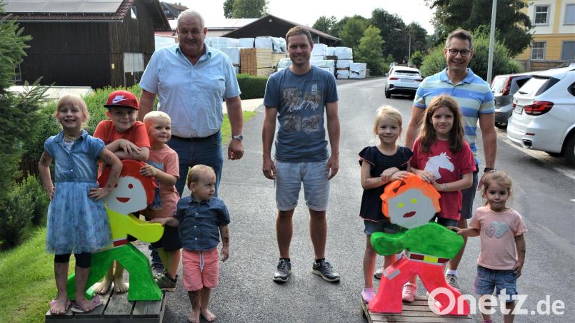 Neue sogenannte Streetbuddys aus Holz hat die Dorfgemeinschaft Königshütte geschaffen, weil die beiden Vorgängerexmplare verschwunden sind. Sie wurden inzwischen an der innerörtlichen Kreisstraße aufgestellt, die nach Ansicht der Anlieger endlich saniert werden sollte. Mit im Bild Ortssprecher Josef Siller (Mitte), Anwohner Thomas Stingl (rechts) und Bürgermeister Johann Burger. Bild: jr