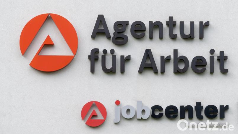 Ein Mann wollte in Hof mit einem Teleskopschlagstock ins Jobcenter. Symbolbild: Hendrik Schmidt/dpa-Zentralbild/dpa