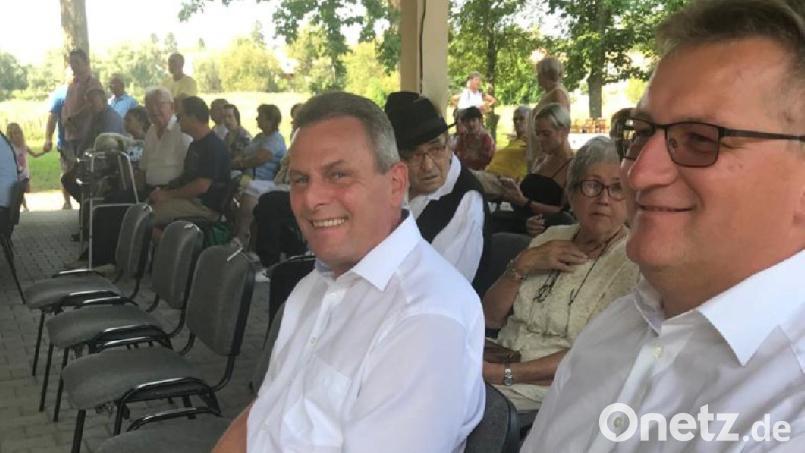 Bürgermeister Norbert Eckl (links) und Stellvertreter Adolf Hammer sind Ehrengäste beim Stadtfest am Kulturzentrum in Nagymányok. Bild: Josef Klier
