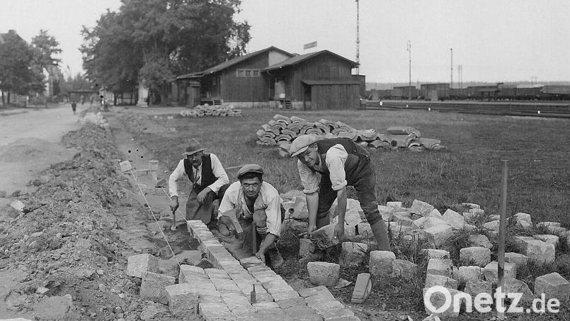 1933 begann man mit dem Ausbau und der Neugestaltung der Bahnhofzufuhrstraße in Wiesau. Im Zuge der Maßnahme entstand seinerzeit auch ein abgrenzender Bürgersteig. Bild: Archiv Werner Robl